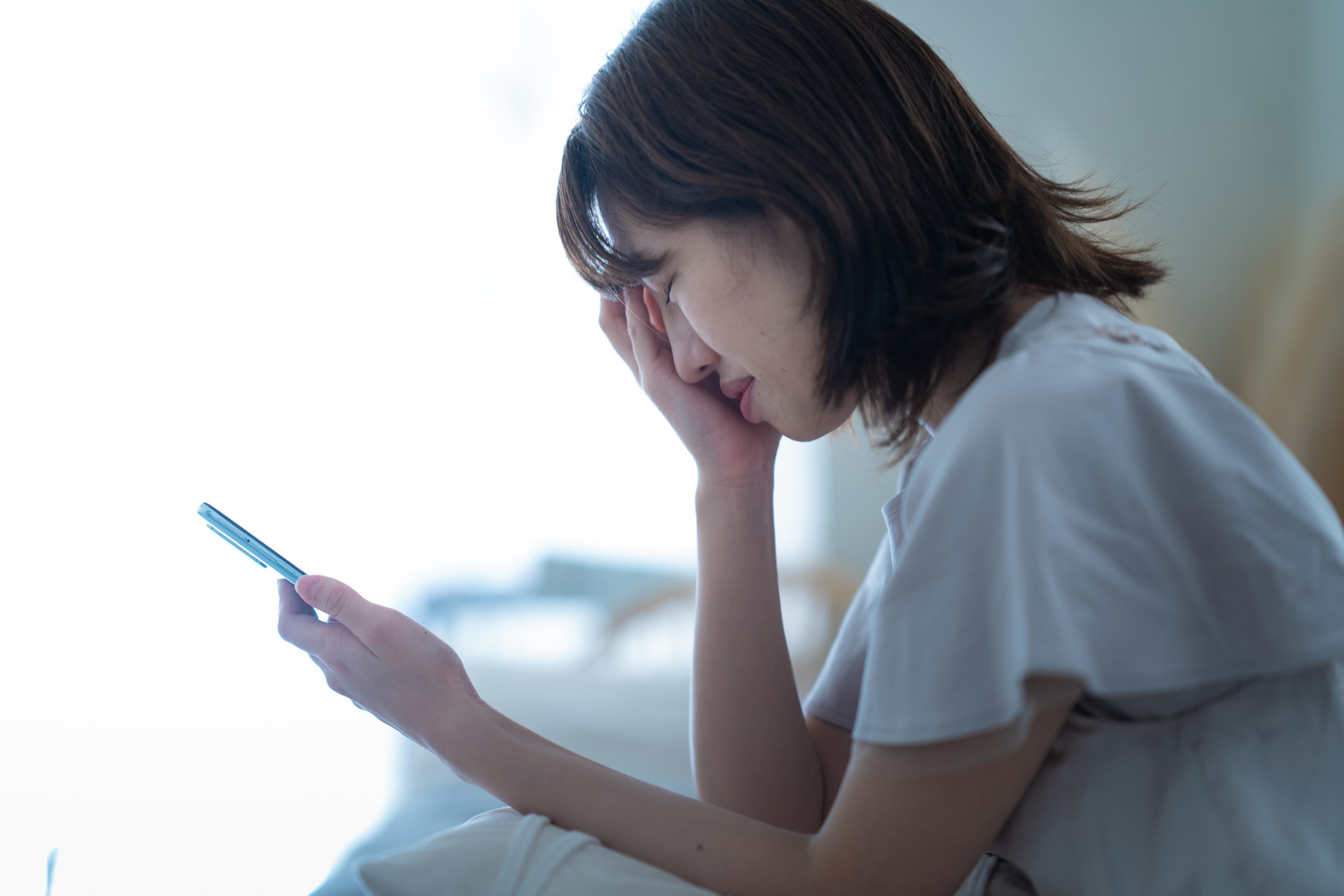 深夜に「不倫 つらい」と検索してしまう女性へ　やめたいのにやめられない理由と向き合い方